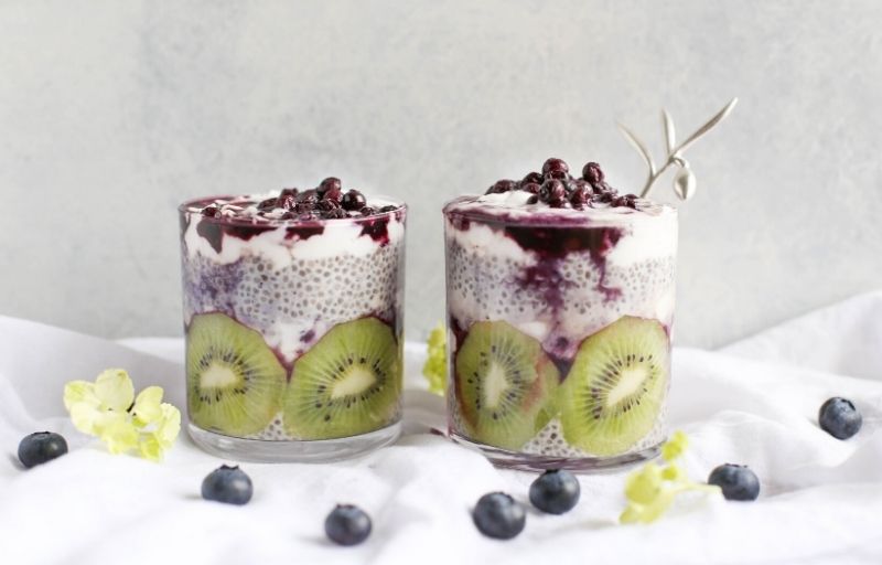 Kiwi, blackberry and blueberry smoothie
