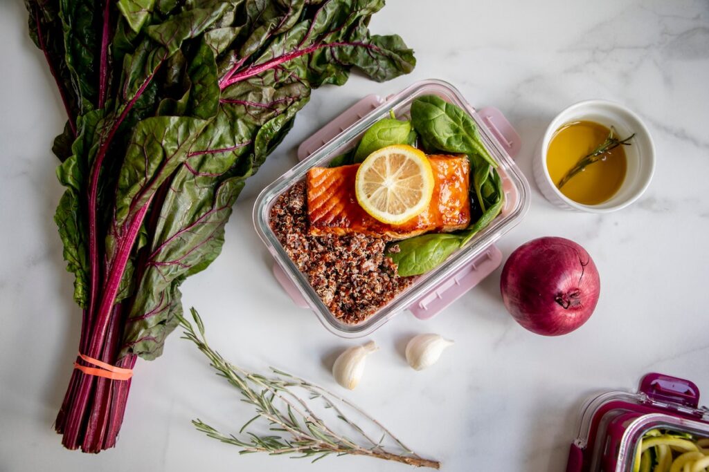 Lunchbox with salmon and kale