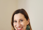 Therapist Zsofia Kaplar with an open and friendly smile.