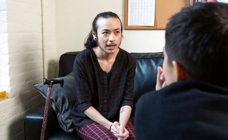 A genderqueer person talking to a therapist