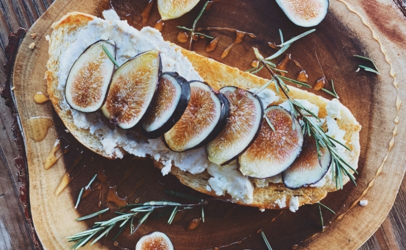 A plate of figs on toast