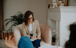 How can a nutritionist help with anorexia nervosa?