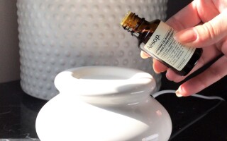 5 ways to use essential oils to de-stress